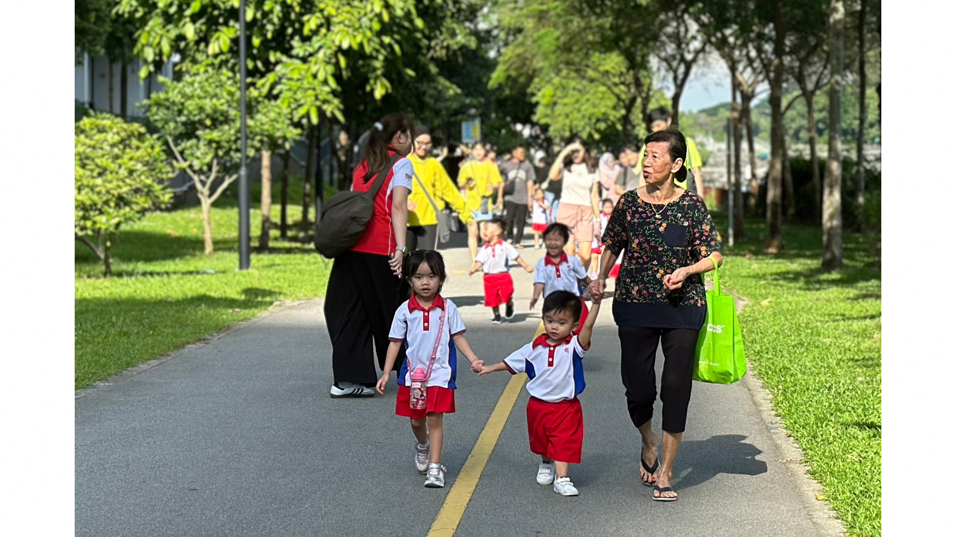 kindergardeners and their family at a park